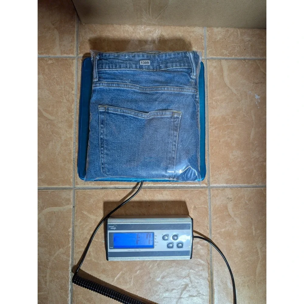 H&M‎ Essentials Blue Jeans Size 33x32 Regular Fit Light Wash Straight Leg